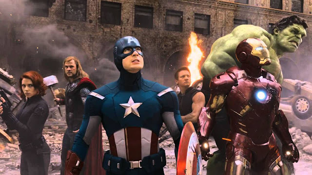 Fotograma de Los Vengadores (2012) en la que todos los heroes se unen para la batalla final