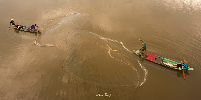 Quăng chài trên dòng sông Tha La