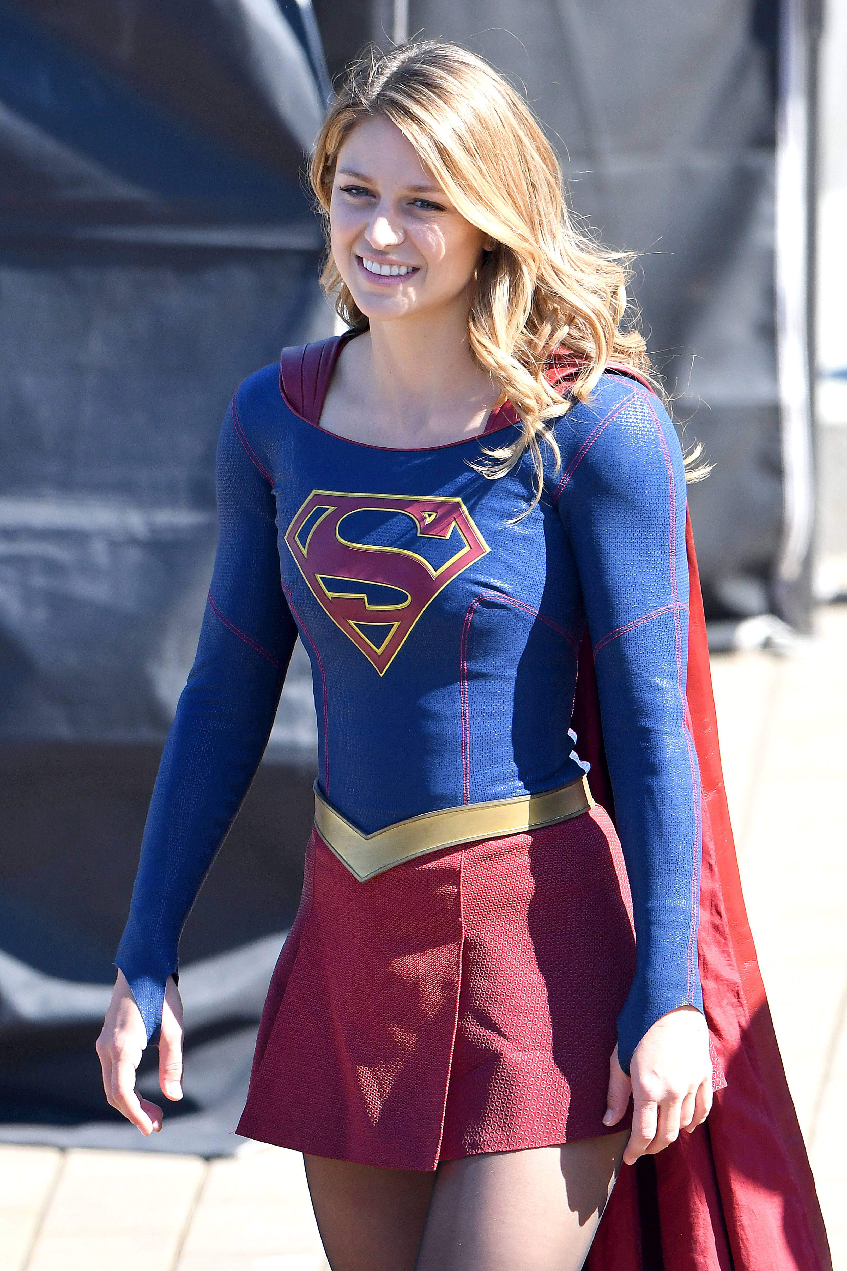 Melissa Benoist And Chyler Leigh On The Set Of Supergirl スーパーガール シーズン4を撮影中のメリッサ ベノイストとカイラー リー Cia Movie News