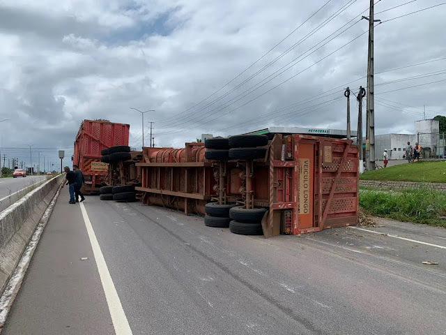 Carreta de transporte de cana-de-açúcar tomba e interdita parte da BR-304 no RN