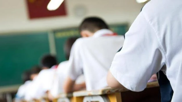 Rencana membuka sekolah untuk belajar tatap muka ini satu sisi seperti angina segar. Sebab selama sekolah melalui jarak jauh banyak sekali problem yang di hadapi. Mulai dari anak didik yang merasa kesulitan dalam menangkap pelajaran, stress, bosen bahkan sampai ada kasus siswa yang bunuh diri. Demikian pula dengan para orangtua yang juga mengalami kesulitan, sulit beli quwota, tidak punya alat komunikasi ditambah lagi ketidaksiapan orangtua dalam mendampingi anak. intinya bertambahnya beban orangtua baik secara fisik maupun materi dalam mengurus rumah tangga. Hal ini pula memicu orang tua menjadi stress bahkan ada orangtua yang sampai membunuh anaknya sendiri. Sebab dirasa sulit dalam mengajari anak. Begitu juga dengan para guru dan pihak sekolah merasa kesulitan dalam menyampaikan pembelajaran terutama di daerah terpencil