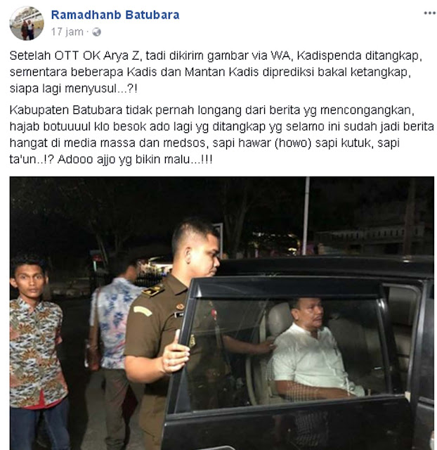 Kadis Penda Batubara Zulkifli (baju kemeja putih warna putih) saat dimasukkan ke dalam mobil oleh pihak kejaksaan.