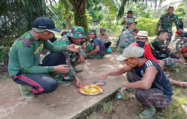 Singkong Goreng Dengan Sambal Menjadi Cemilan Khas Saat Istirahat Satgas TMMD