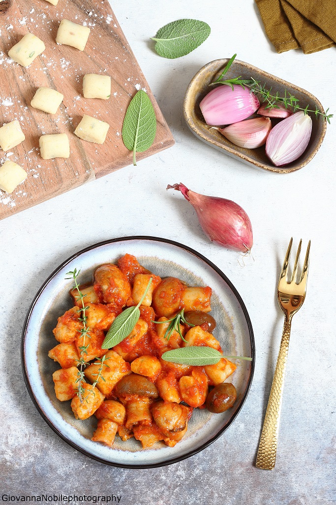 Gnocchi con sugo di funghi e pomodori