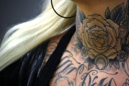 Mujer con original tatuaje en el cuello