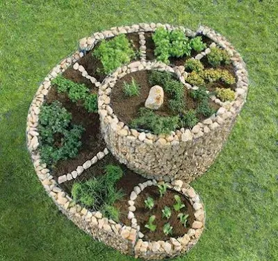 horta espiral é uma técnica de jardinagem eficiente e sustentável que permite o cultivo de uma grande variedade de plantas em um espaço compacto, otimizando as condições de crescimento e economizando água.