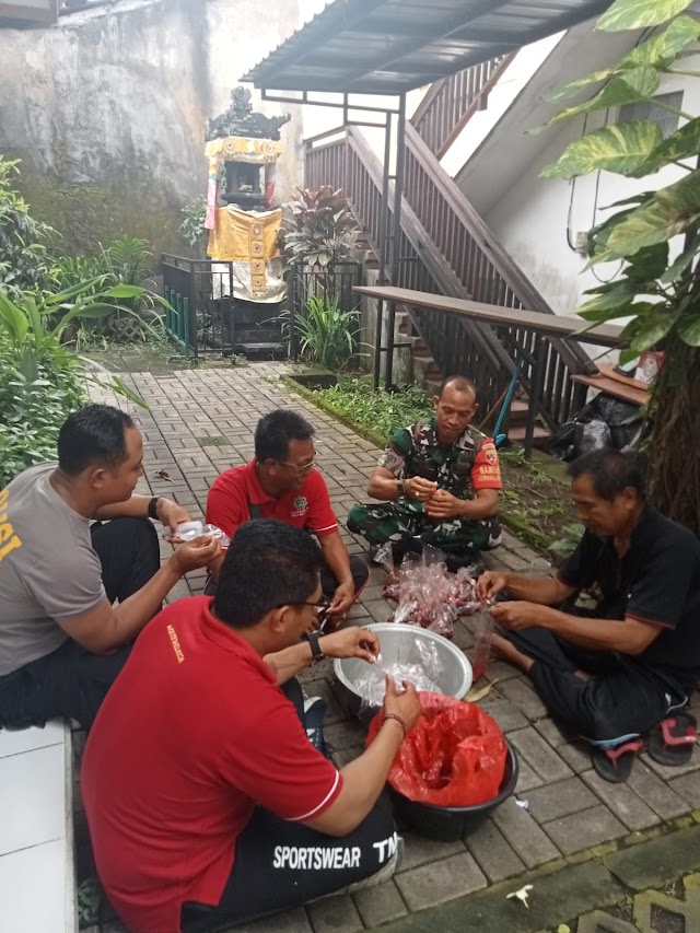 Babinsa Ketewel Pantau Dan Amankan Pembagian Daging Kepada Perangkat Desa