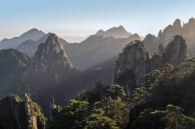 Paysage féerique du Huangshan au lever du soleil