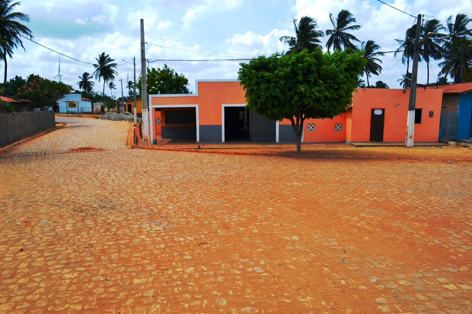 Vende-se Casa com Ponto de Comércio na Praia de Enxú Queimado/Pedra Grande-RN. Fone(084) 3555-5013