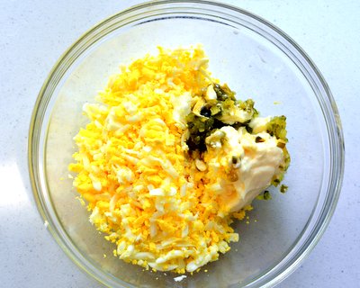 Grated Egg for Simple Egg Salad ♥ KitchenParade.com, classic with a twist, perfect for make-ahead sandwiches.