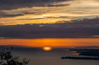 Sonnenuntergang über dem Bodensee, gesehen vom Buchenberg in Lochau, Österreich.