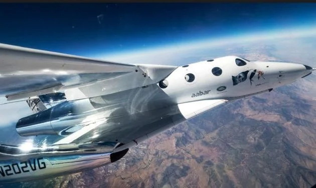 Το SpaceShipTwo της Virgin Galactic «άγγιξε» για πρώτη φορά τα όρια του διαστήματος