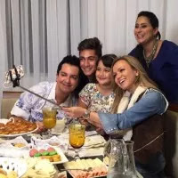 REGIS DANESE ABRE SUA CASA PARA O PROGRAMA ELIANA A APRESENTADORA FOI ATÉ MINAS GERAIS CONHECER A CASA E A FAMÍLIA DO INTERPRETE EVANGÉLICO