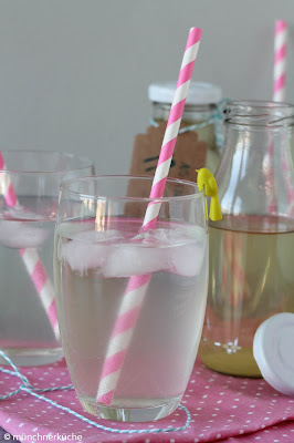 Holunderblütensirup schmeckt nicht nur in Wasser gut, sondern kann auch gut zum backen verwendet werden.