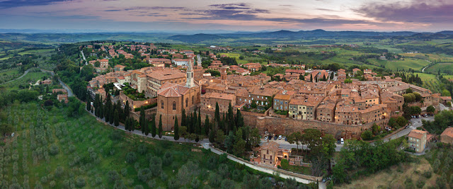 foto aérea da cidade de Pienza mostrando muralhas da cidade