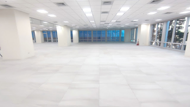 租- AK5757科定捷運商辦2B           特色說明1. 質感大廳、襯托尊榮，全新落成  2. 產專園區地標，單層二戶、住戶單純 3. 交通便利，近國道、 快速道路64；65 4. 近環狀線、機場線交匯的產業園區站 5. 租金單價1700元/坪，管理費:120元/坪 6. 可另租平面車位3800元/個、車清400元/個