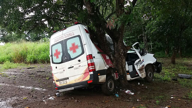 Acidente com ambulância de São Benedito do Rio Preto deixa duas pessoas feridas