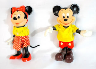 Gambar boneka Mickey dan Minnie Mouse berpasangan 12