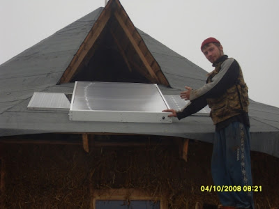 Солнечные батареи на крыше соломенного дома