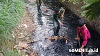 Sungai Cilimus Dibersihkan Satgas Sektor 22 Sub 1 di Wilayah Sukaasih