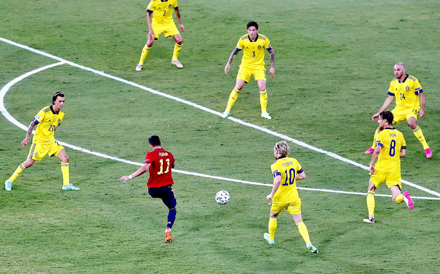 Ferran Torres remata rodeado de contrarios: Ohlsson, Lustig, Lindelof, Danielson, Ekdal y Forsberg aparecen en la foto. SELECCIÓN DE ESPAÑA 0 SELECCIÓN DE SUECIA 0. 14/06/2021. Eurocopa 2020, XVI edición, fase de grupos, Grupo E, 1ª jornada. Sevilla, España, estadio de La Cartuja. GOLES: No hubo.