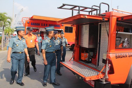 Panglima Komando Lintas Laut Militer Laksda TNI S.M. Darojatim memeriksa Peralatan Latihan SAR dan Sea Survival Kolinlamil tahun 2012