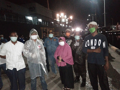 Tim Covid 19 Kota Tual saat melaksanakan pemeriksaan kesehatan terhadap kru KM Muara Mas di Pelabuhan Yos Sudarso Tual, Sabtu Malam (02/05/2020)