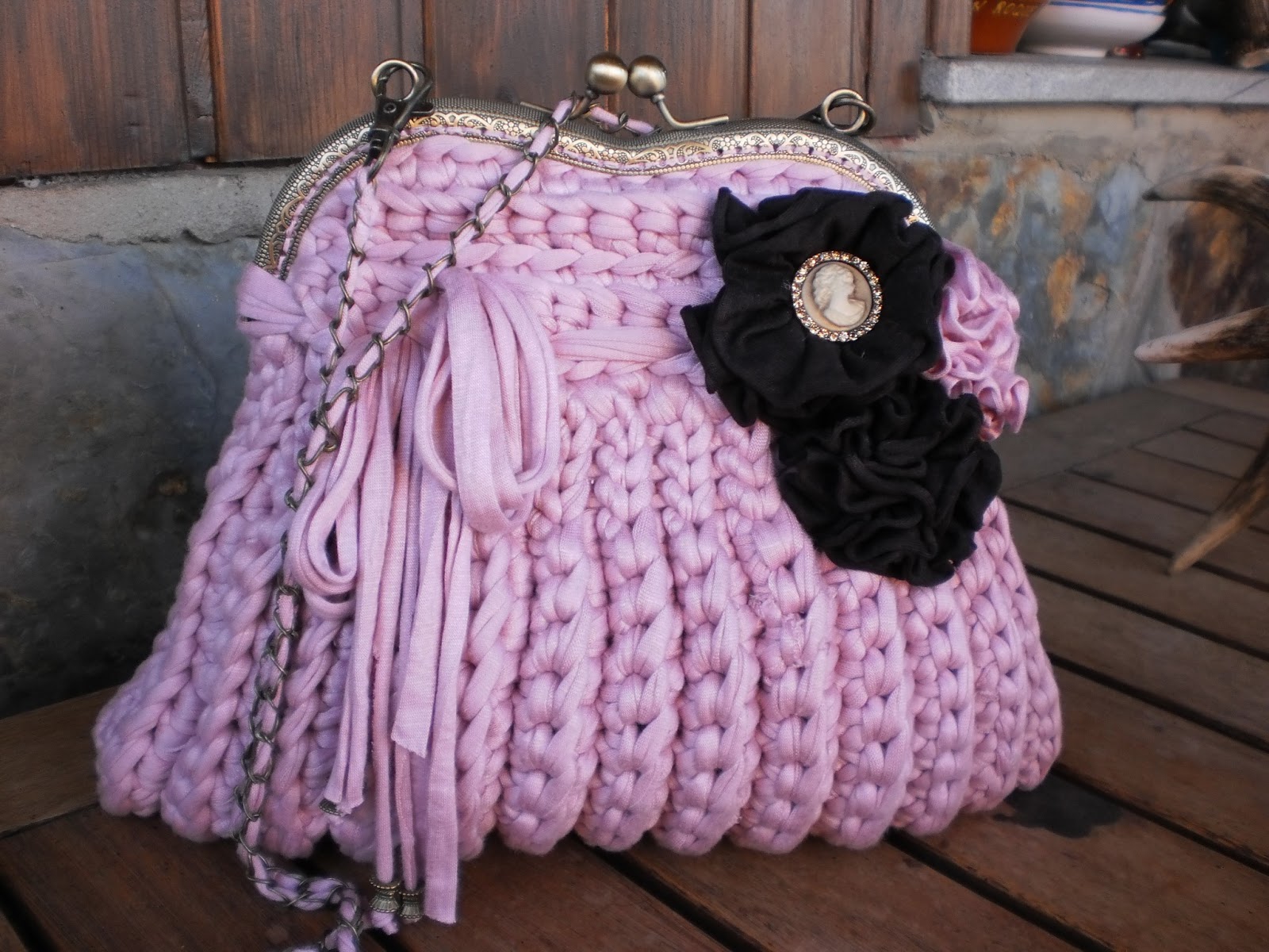 Elegante bolso de trapillo en tono rosa palo, con boquilla metÃ¡lica ...