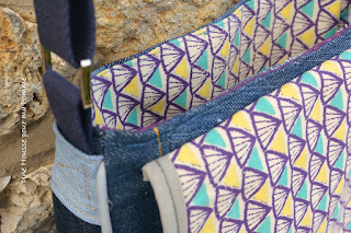 Sac à main Besace en jeans recyclés monté façon patchwork, intérieur coton ethnique coloris violet, turquoise, jaune, passepoil gris clair, deux poches en soufflet devant, biais gris clair sur le rabat, entièrement doublé pour le rendre semi-rigide, anse coton bleu marine, boucles couleur argent, surpiqures jaunes et rouge .  Dimensions : 24 x 18 x 7 cm environ.