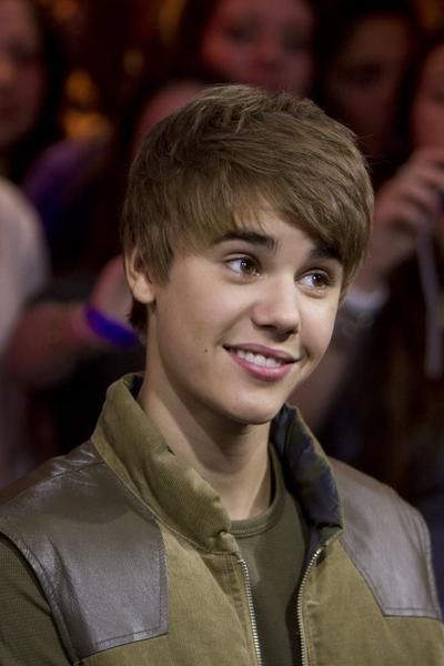 pics of justin bieber with new haircut. pics of justin bieber 2011 new