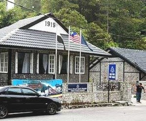 Central location: This colonial building, built in 1919, is home to the police station.