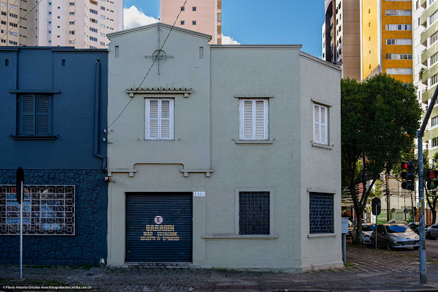 Casa com ornamento de ferro na Av. Siva Jardim