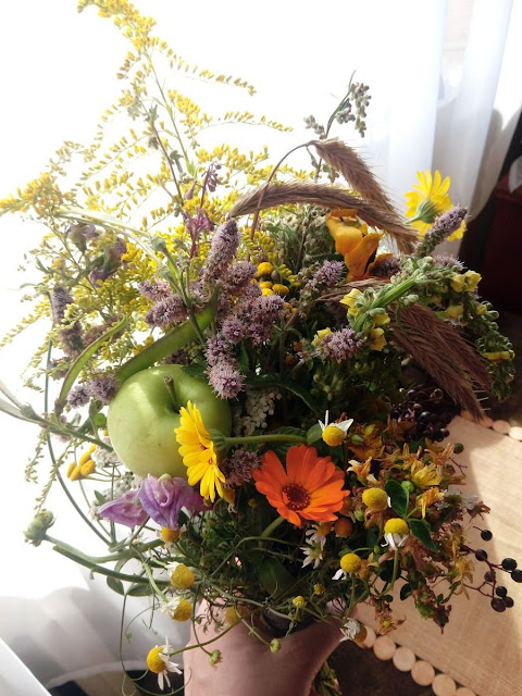 bukiecik kwiatów i ziół na Matki Boskiej Zielnej