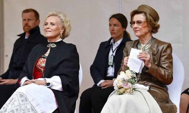 Queen Sonja of Norway attended the opening of the 2022 Bergen International Festival. Sonja wore a brown leather coat