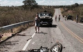 Motociclista perde controle, atinge caminhonete e morre em rodovia da PB; condutor fugiu
