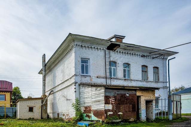 Старое кирпичное здание с пристройкой