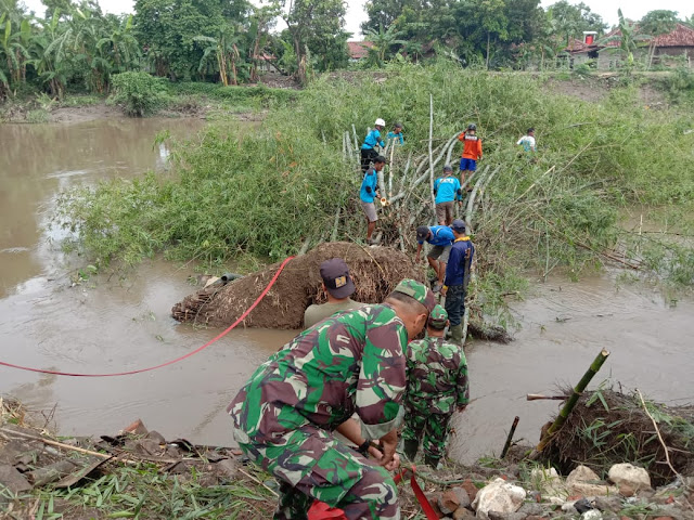 TNI bersama BPBD dan Relawan Evakuasi Rumpun Bambu longsor di sungai Dengkeng