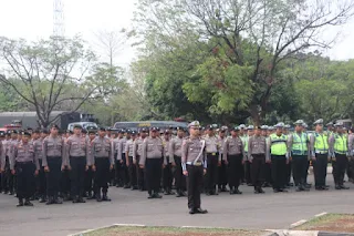 E satu.com  ( Cirebon) -  Polres Cirebon Kota laksanakan giat Apel gelar pasukan Operasi Kepolisian  terpusat Lilin Lodaya 2019 tingkat polres Cirebon kota di lapangan Bima  Kota Cirebon ,kamis ( 19/12/2019)  Kapolres Cirebon Kota AKBP ROLAND RONALDY, SH., S.IK., M.Pict., M.Iss.dalam sambutannya   membacakan amanat dari Kapolri , Saya mengucapkan terima kasih kepada seluruh personel Polri, jajaran TNI, pemerintah daerah, serta para pemangku kepentingan lainnya, yang selama ini telah bekerja dengan sungguh-sungguh dalam memelihara stabilitas Kamtibmas yang kondusif.    Polri telah menginventarisir beberapa potensi kerawanan di antaranya kejahatan konvensional yang meresahkan masyarakat, potensi aksi terorisme, sweeping Ormas dan aksi intoleransi, kecelakaan moda transportasi baik darat, laut, maupun udara, ketersediaan dan stabilitas harga pangan, serta kemacetan dan kecelakaan lalu lintas.    Mengecek kesiapan pengamanan, serta menyamakan persepsi, agar pengamanan dapat berjalan dengan lancar.  Saya berharap, kerjasama dan sinergisitas yang sudah terjalin dengan baik ini, dapat dipertahankan dan terus ditingkatkan.   Roland menambahkan 1 hari jelang hari Raya Natal nanti pihaknya akan melakukan sweping ke beberapa Gereja untuk memastikan aman pad wilayah gereja tersebut.  kapolres menghimbau kepada masyarkat untuk tidak menyambut tahun baru secara berlebihan , sambut dengan sebaik dan sesederhan mungkin untuk menjag keamanan dan ketertiban di Kota Cirebon.." Himbaunya ( naim) 