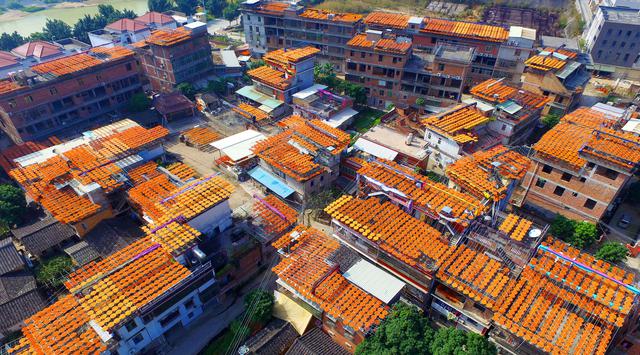 Heboh! Atap Rumah di Desa Ini Berubah menjadi Oranye
