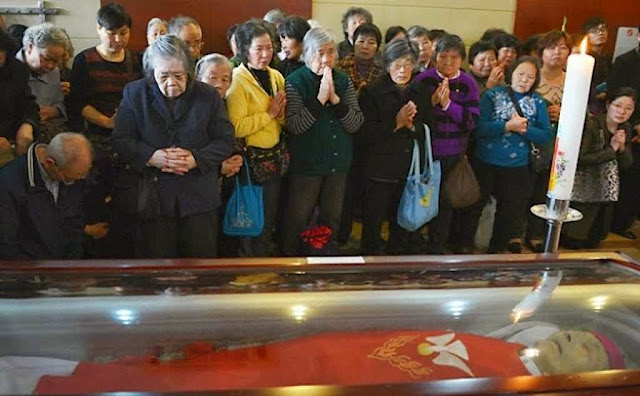 Velório do Cardeal Joseph Fan Zhong-Liang, arcebispo de Shangai. Sofreu décadas em campos de concentração e prisões.