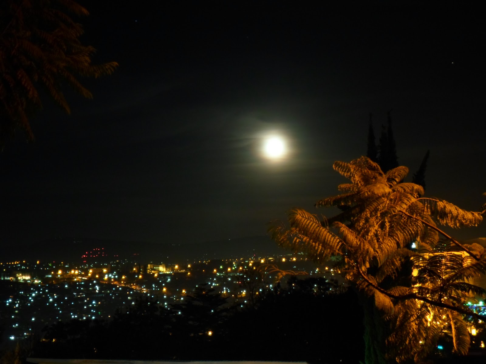 Comentarios e Opiniões: Lua cheia em Kigali