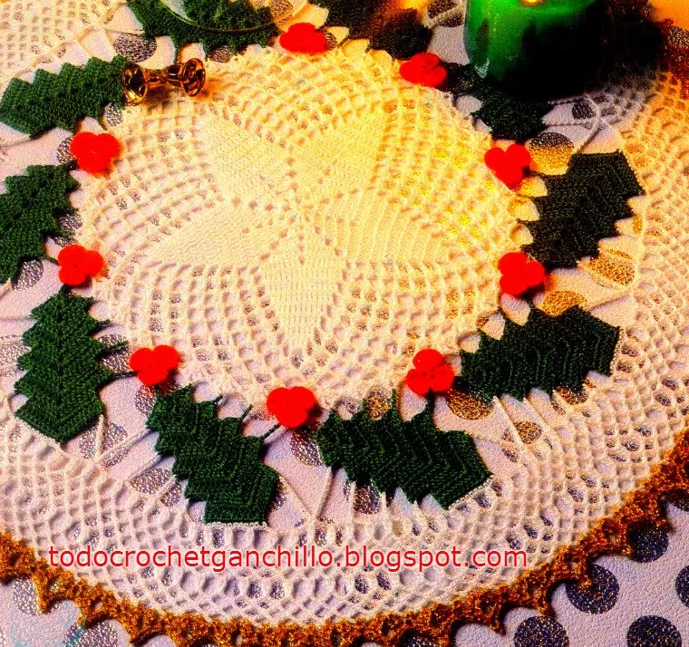 Carpeta circular tejida al crochet con detalle de muérdagos