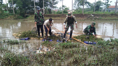 Gunakan Rakit Buatan Sendiri, Mudahkan Satgas Citarum Angkat Sampah Ditengah Sungai