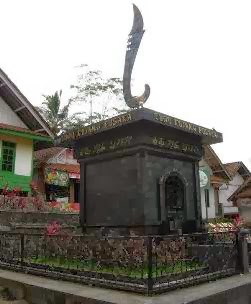 tugu kujang di kampung naga