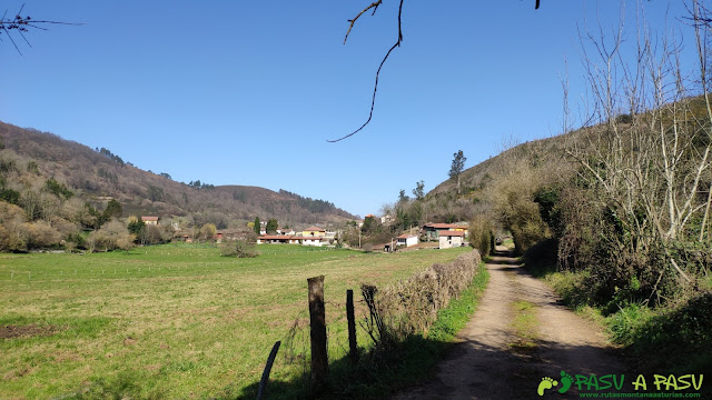 Llegando al barrio de La Vallina, Siones