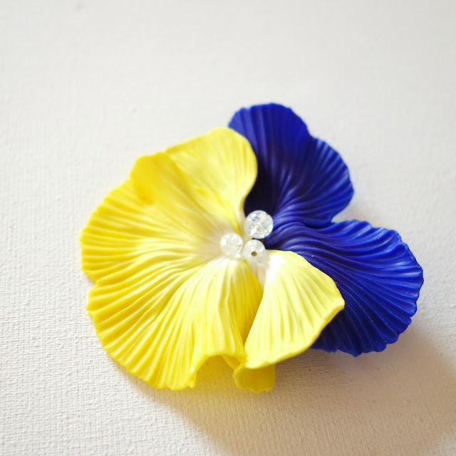 Broche pensée jaune bleu Ukraine StandforUkraine StandwithUkraine La Fille du Consul bijoux createur