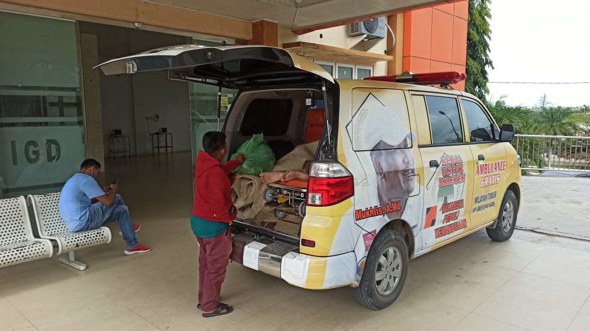 Ambulance Takabeya Peduli Antarkan Ayah Rahmat Aulia yang Terbaring Lemas di Becak