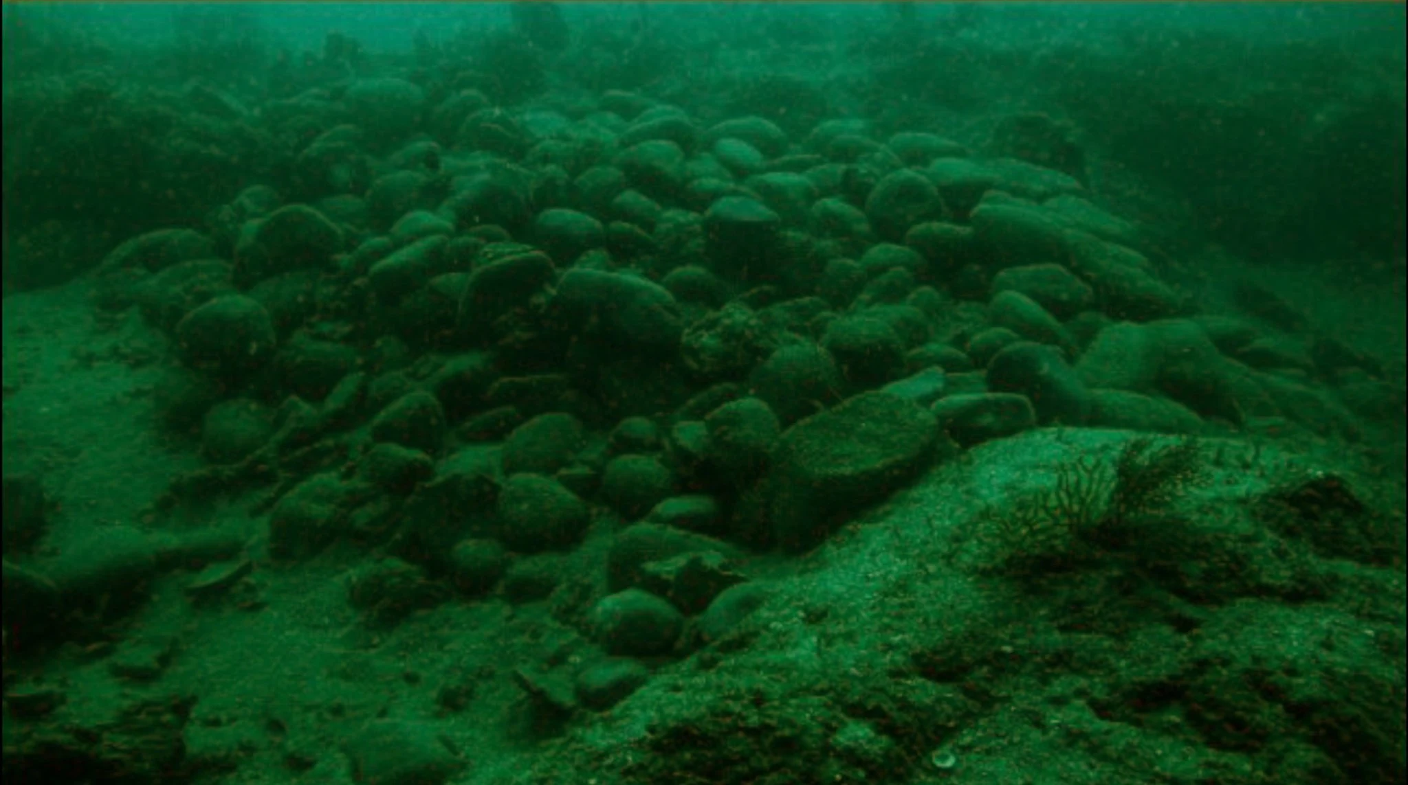 Stone ballasts mound in in a shipreck site