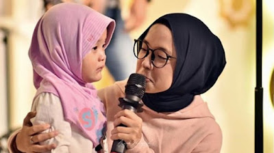 Moment Mengharukan, Saat Fans Cilik Nissa Sabyan Menangis di atas Panggung