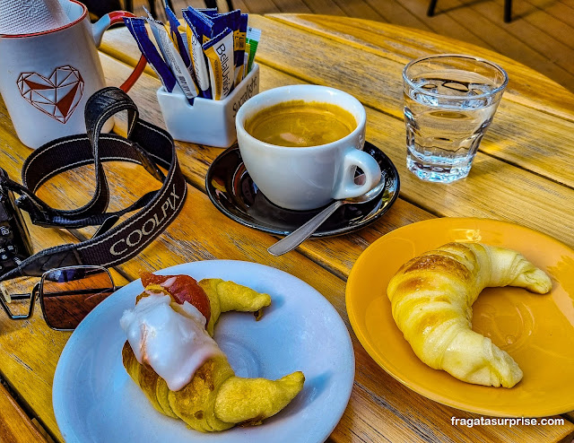 Café da manhã em Montevidéu: medialunas